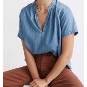 Madewell Denim V-Neck Top in Hadley Wash Size Small Blue Chambray A003435
